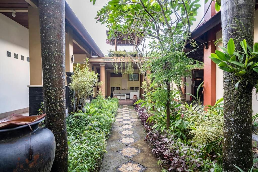 Villa Kenanga In Meninting By The Beach Mataram Exteriér fotografie