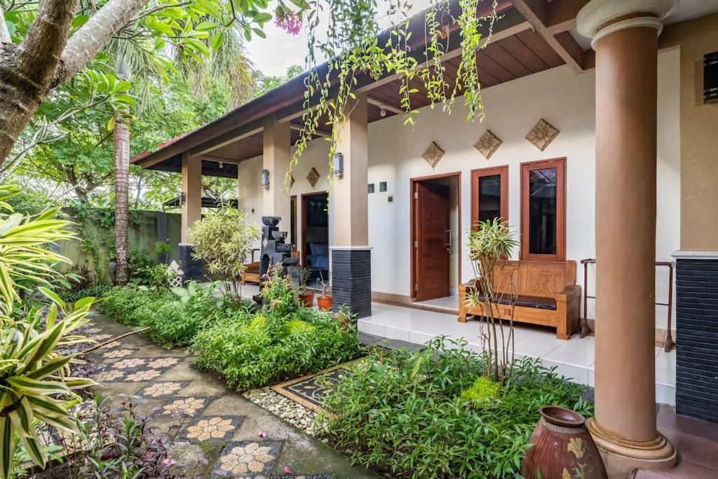 Villa Kenanga In Meninting By The Beach Mataram Exteriér fotografie